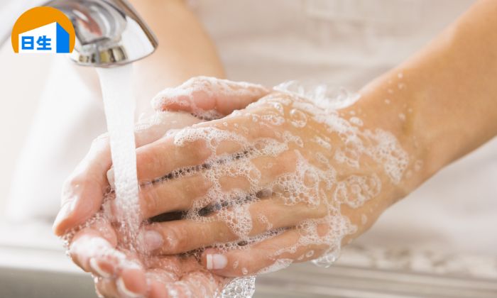 Rửa tay sạch sẽ sau khi đi nhà vệ sinh di động